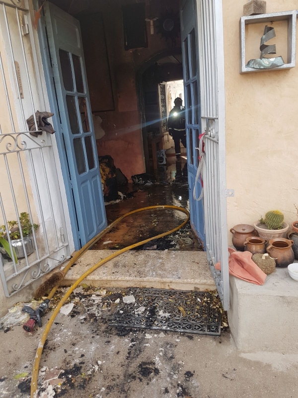 Efectivos de los servicios municipales de emergencias atienden a una mujer mayor en un incendio en una vivienda prxima a la ermita de La Huerta, provocado posiblemente por un brasero 