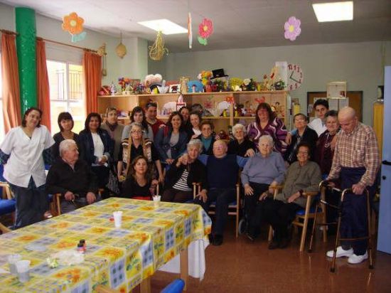 LOS ALUMNOS DEL CURSO DE "ATENCIÓN Y CUIDADO A PERSONAS DEPENDIENTES" REALIZAN UNA VISITA A LOS USUARIOS Y PROFESIONALES DEL SERVICIO DE ESTANCIAS DIURNAS (SED) DE TOTANA