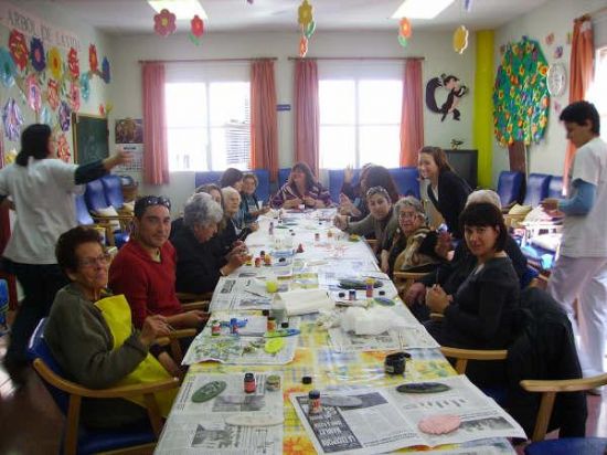 LOS ALUMNOS DEL CURSO DE "ATENCIÓN Y CUIDADO A PERSONAS DEPENDIENTES" REALIZAN UNA VISITA A LOS USUARIOS Y PROFESIONALES DEL SERVICIO DE ESTANCIAS DIURNAS (SED) DE TOTANA