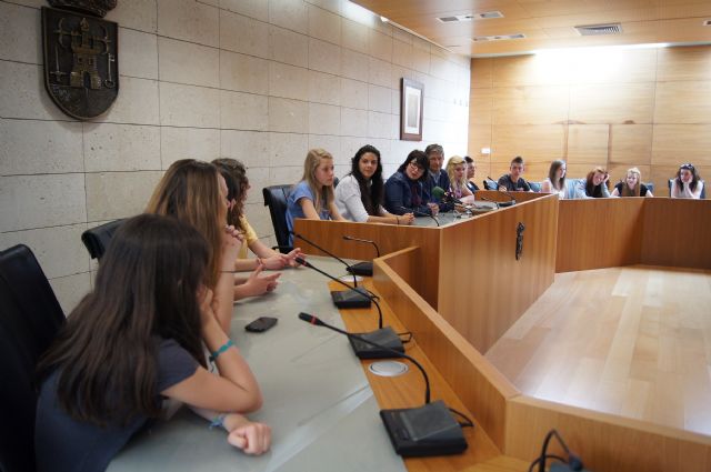 SE REALIZA UNA RECEPCIÓN INSTITUCIONAL A LOS ALUMNOS INGLESES QUE ESTÁN PARTICIPANDO EN UN INTERCAMBIO CON ESTUDIANTES DEL IES "PRADO MAYOR" DE TOTANA