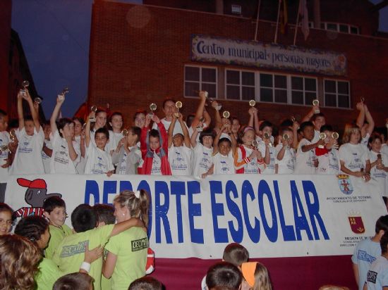 LA CONCEJALA DE DEPORTES CLAUSURA EL PROGRAMA DE DEPORTE ESCOLAR CON UNA JORNADA DE ACTIVIDADES LDICAS CON HINCHABLES EN LA PLAZA DE LA BALSA VIEJA Y CON LA ENTREGA DE TROFEOS A TODOS LOS PARTICIPANTES