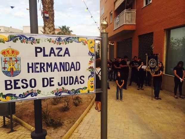El Ayuntamiento y la Hermandad del Beso de Judas inauguran la plaza con el nombre de esta cofradía, en la urbanización "El Parral" donde se ubica su casa-sede