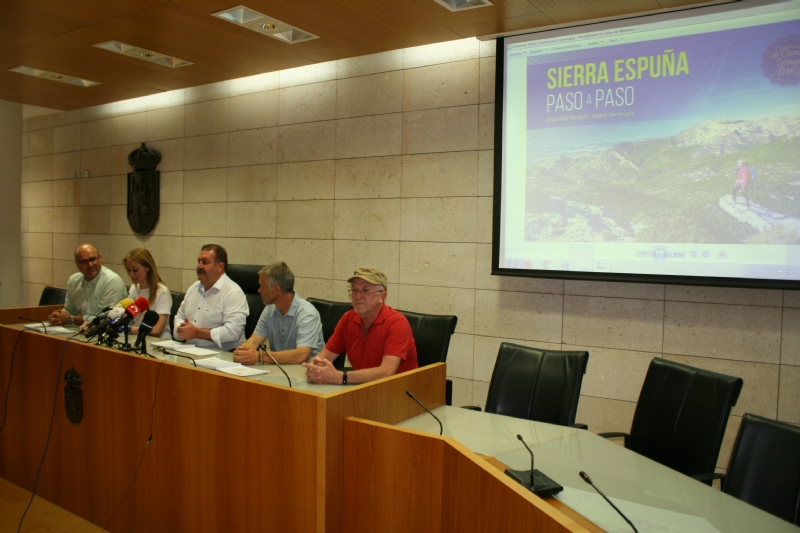 Vdeo. La publicacin Sierra Espua, paso a paso, de los montaeros ngel Ortiz y Andrs Garca Lara, promueve el conocimiento del Parque Regional y el fomento sostenible del turismo