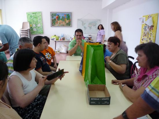 LOS USUARIOS DEL CENTRO OCUPACIONAL "JOSÉ MOYÁ" LLEVAN A CABO UN TALLER MEDIOAMBIENTAL PARA CONOCER DE CERCA EL PROCESO DEL RECICLAJE