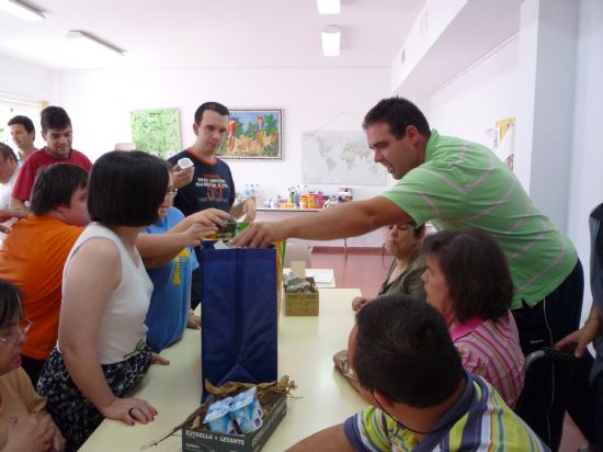 LOS USUARIOS DEL CENTRO OCUPACIONAL "JOSÉ MOYÁ" LLEVAN A CABO UN TALLER MEDIOAMBIENTAL PARA CONOCER DE CERCA EL PROCESO DEL RECICLAJE