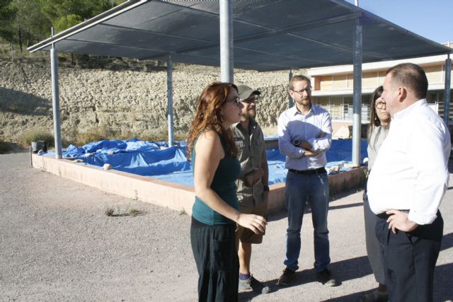 Autoridades municipales visitan las obras de construccin de la rplica de vivienda argrica construida en el yacimiento de La Bastida en virtud del acuerdo de colaboracin con la UAB