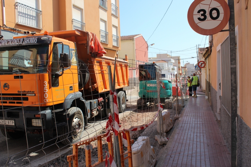 Las obras de renovacin de la red de agua potable y alcantarillado de la calle Teniente Prez Redondo se prolongarn durante todo el verano