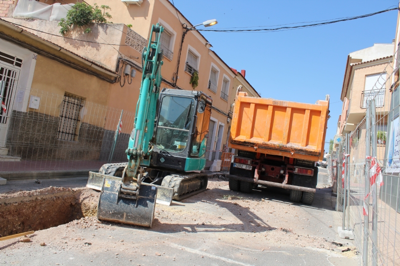 Las obras de renovacin de la red de agua potable y alcantarillado de la calle Teniente Prez Redondo se prolongarn durante todo el verano