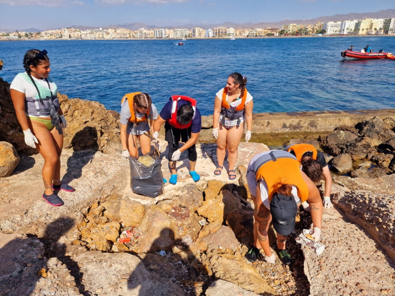 Los 15 participantes en el PMEF "Operaciones Auxiliares de Servicios Administrativos y Generales" realizan una salida a Águilas de concienciación medioambiental