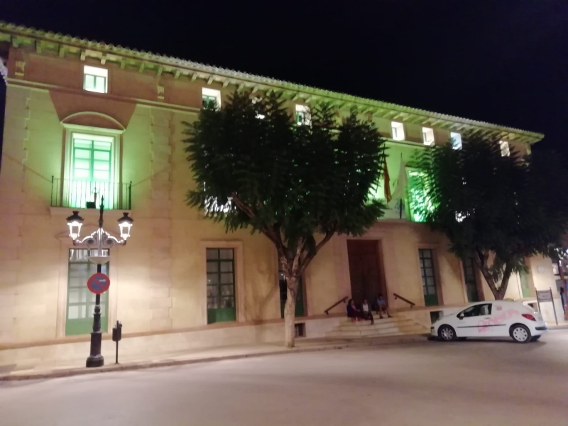 La fachada del edificio principal del Ayuntamiento se ha iluminado de color verde durante este fin de semana con motivo del Día Nacional de la Artritis