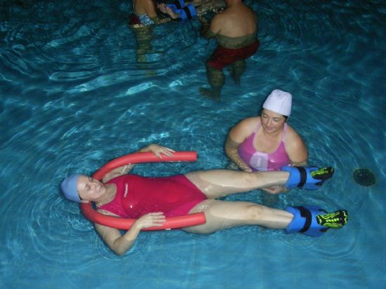 LAS NOVEDOSAS PROPUESTAS ACUTICAS OFERTADAS GRATUITAMENTE POR LA CONCEJALA DE DEPORTES TIENEN GRAN ACEPTACIN ENTRE LOS USUARIOS DE LA PISCINA