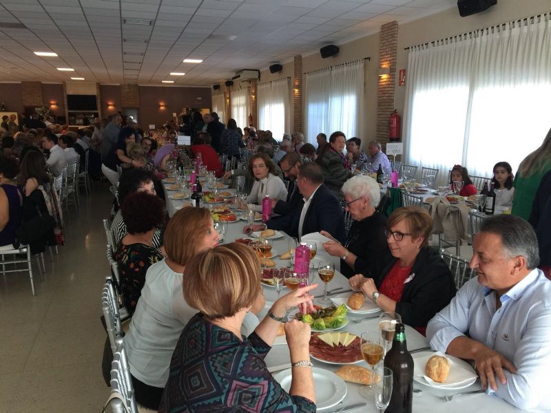 Autoridades municipales asisten a la comida anual de hermandad de la Junta Local de la Asociacin Espaola contra el Cncer (AECC) de Totana