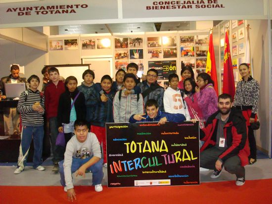 EL AYUNTAMIENTO DE TOTANA PARTICIPA CON UN EXPOSITOR EN LA FERIA "ENTRECULTURAS 2011" EN EL QUE SE HA MOSTRADO EL TRABAJO DE LA CONCEJALÍA DE BIENESTAR SOCIAL DE LA MANO DEL DE LAS ASOCIACIONES