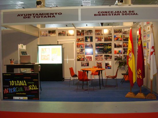 EL AYUNTAMIENTO DE TOTANA PARTICIPA CON UN EXPOSITOR EN LA FERIA "ENTRECULTURAS 2011" EN EL QUE SE HA MOSTRADO EL TRABAJO DE LA CONCEJALÍA DE BIENESTAR SOCIAL DE LA MANO DEL DE LAS ASOCIACIONES