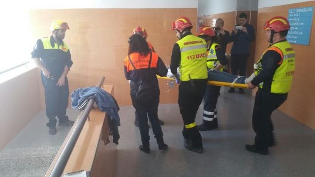 Alumnos del CEIP "Tierno Galván" de Totana participan en un simulacro de evacuación del edificio en caso de incendio