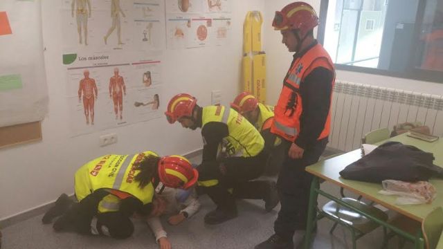 Alumnos del CEIP "Tierno Galván" de Totana participan en un simulacro de evacuación del edificio en caso de incendio