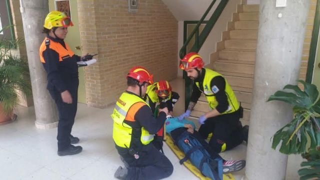 Alumnos del CEIP "Tierno Galván" de Totana participan en un simulacro de evacuación del edificio en caso de incendio