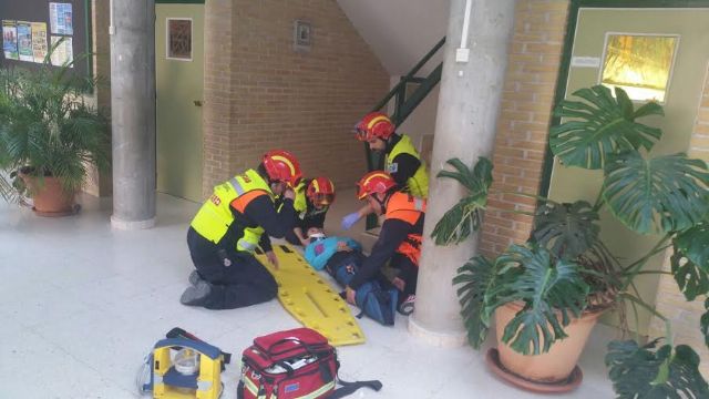 Alumnos del CEIP "Tierno Galván" de Totana participan en un simulacro de evacuación del edificio en caso de incendio