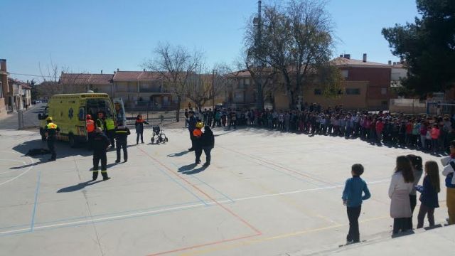 Alumnos del CEIP "Tierno Galván" de Totana participan en un simulacro de evacuación del edificio en caso de incendio