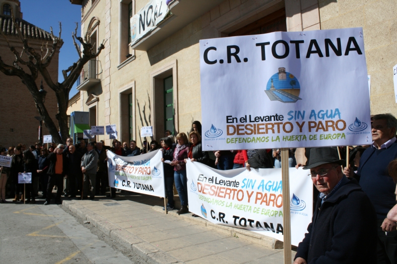 Vdeo. Cerca de 300 personas se concentran para apoyar la manifestacin de Madrid en favor de medidas concretas para paliar la falta de recursos hdricos en el campo murciano