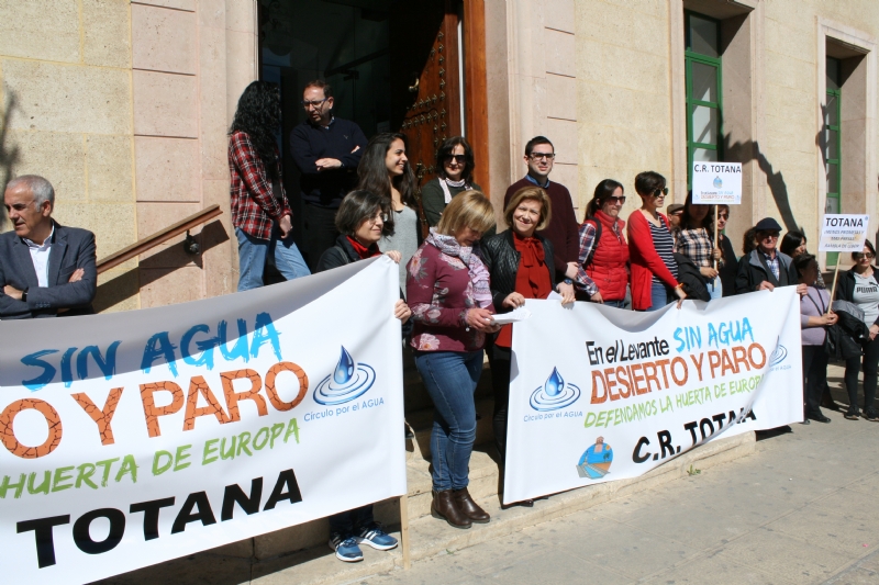 Vdeo. Cerca de 300 personas se concentran para apoyar la manifestacin de Madrid en favor de medidas concretas para paliar la falta de recursos hdricos en el campo murciano