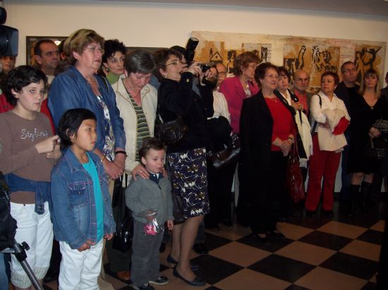 LA INAUGURACIN DE LA EXPOSICIN TRNSITOS, DE JUAN ANTONIO CORTS ABELLN, ANTE LA PRESENCIA DE AUTORIDADES MUNICIPALES, CONGREGA A UN NUMEROSO PBLICO