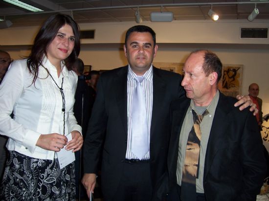 LA INAUGURACIN DE LA EXPOSICIN TRNSITOS, DE JUAN ANTONIO CORTS ABELLN, ANTE LA PRESENCIA DE AUTORIDADES MUNICIPALES, CONGREGA A UN NUMEROSO PBLICO