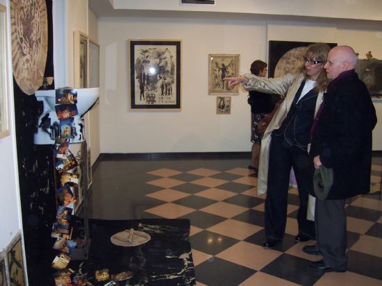 LA INAUGURACIN DE LA EXPOSICIN TRNSITOS, DE JUAN ANTONIO CORTS ABELLN, ANTE LA PRESENCIA DE AUTORIDADES MUNICIPALES, CONGREGA A UN NUMEROSO PBLICO