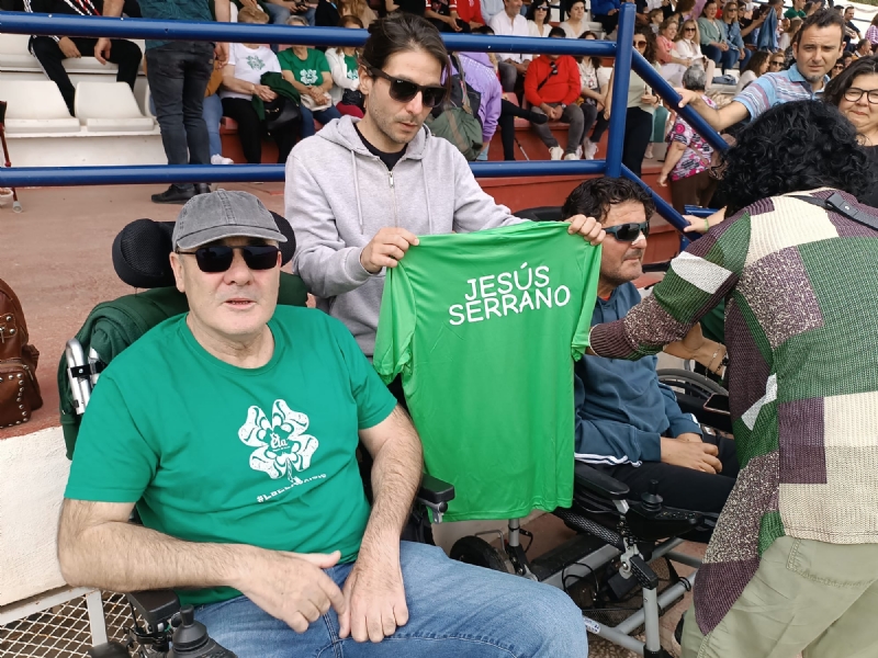 Totana rinde un mercedsimo homenaje al que fuera tcnico municipal, Jess Serrano Guerao, en el partido benfico en favor de la Asociacin ELA Regin de Murcia