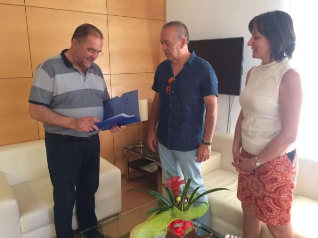 El equipo directivo del IES "Juan de la Cierva" hace entrega al alcalde de la memoria del Bachillerato Internacional del curso 2015/2016