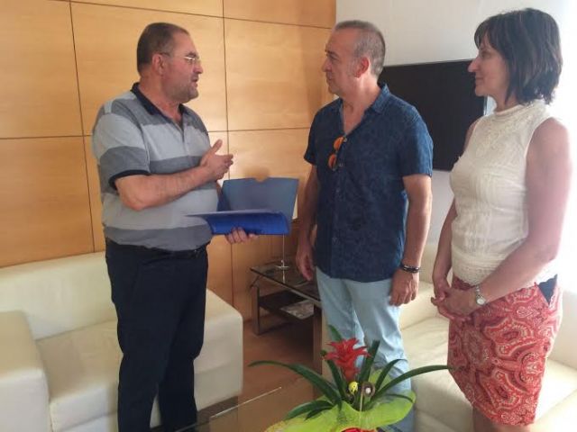 El equipo directivo del IES "Juan de la Cierva" hace entrega al alcalde de la memoria del Bachillerato Internacional del curso 2015/2016