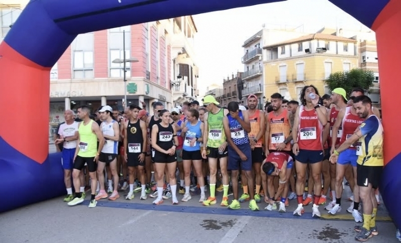 Totana rezuma un gran ambiente de atletismo en la 5 K Fiestas de Santiago que, en la categoría absoluta, ganaron Andrés Silvente (CA Puertas Lorca) y Lisa Bielevelt (Forza Totana)