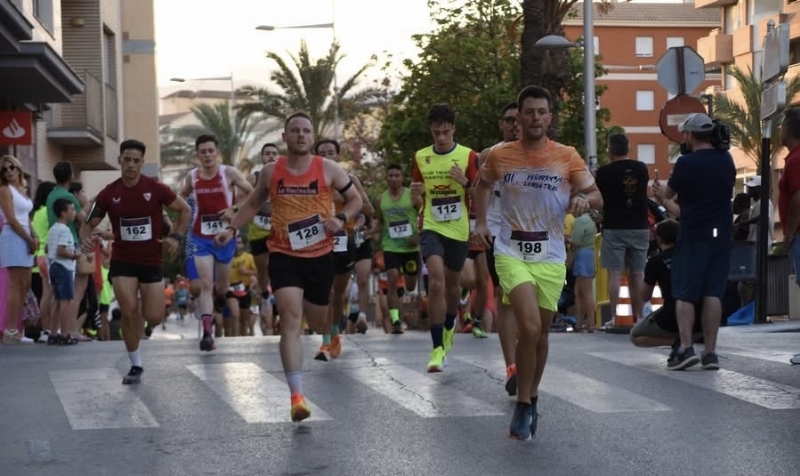 Totana rezuma un gran ambiente de atletismo en la 5 K Fiestas de Santiago que, en la categoría absoluta, ganaron Andrés Silvente (CA Puertas Lorca) y Lisa Bielevelt (Forza Totana)