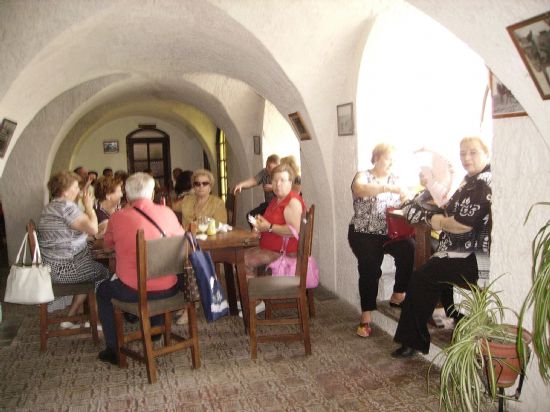 MÁS DE UN CENTENAR DE SOCIOS DEL CENTRO MUNICIPAL DE PERSONAS MAYORES DE TOTANA REALIZAN UNA EXCURSIÓN A LA VILLA DECLARADA CONJUNTO HISTÓRICO-ARTÍSTICO DE ALCALÁ DEL JÚCAR, EN ALBACETE