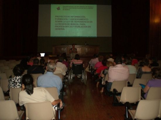 TRABAJADORES SOCIALES INFORMAN A UN TOTAL DE 70 PROFESIONALES Y VECINOS SOBRE LA LEY DE AUTONOMÍA PERSONAL DURANTE EL DESARROLLO DE LA "I JORNADA DE INFORMACIÓN, FORMACIÓN Y ASESORAMIENTO SOBRE LA LEY DE DEPENDENCIA EN LA REGIÓN DE MURCIA"