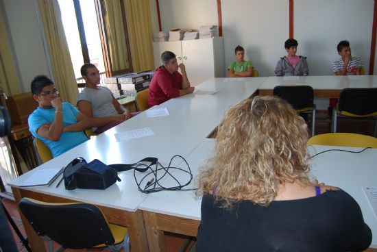 TRECE JÓVENES ALUMNOS PROCEDENTES DE LOS CENTROS DE EDUCACIÓN SECUNDARIA DE TOTANA PARTICIPAN EN EL AULA OCUPACIONAL EN LA MODALIDAD DE TALLER DE COCINA Y PASTELERÍA, QUE SE CELEBRA EN 