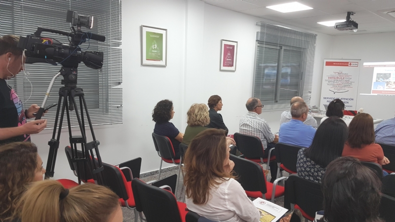 Unas 30 personas asisten a la charla informativa sobre el programa de acogida familiar de menores tutelados, que promueve Cruz Roja Española en Totana