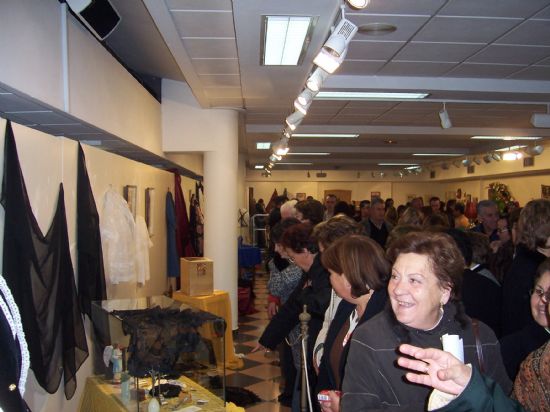 AUTORIDADES MUNICIPALES INAUGURAN LA III EXPOSICIN DE TRAJES Y ENSERES MURCIANOS EN LA SALA DE EXPOSICIONES GREGORIO CEBRIN CON LA ACTUACIN DEL CORO SANTA CECILIA