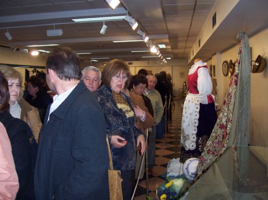 AUTORIDADES MUNICIPALES INAUGURAN LA III EXPOSICIN DE TRAJES Y ENSERES MURCIANOS EN LA SALA DE EXPOSICIONES GREGORIO CEBRIN CON LA ACTUACIN DEL CORO SANTA CECILIA