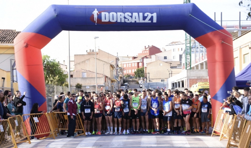 Más de 800 corredores de todas las categorías participan en la XXV Carrera Popular "Día de la Constitución", organizada por la Concejalía de Deportes dentro de las fiestas patronales 