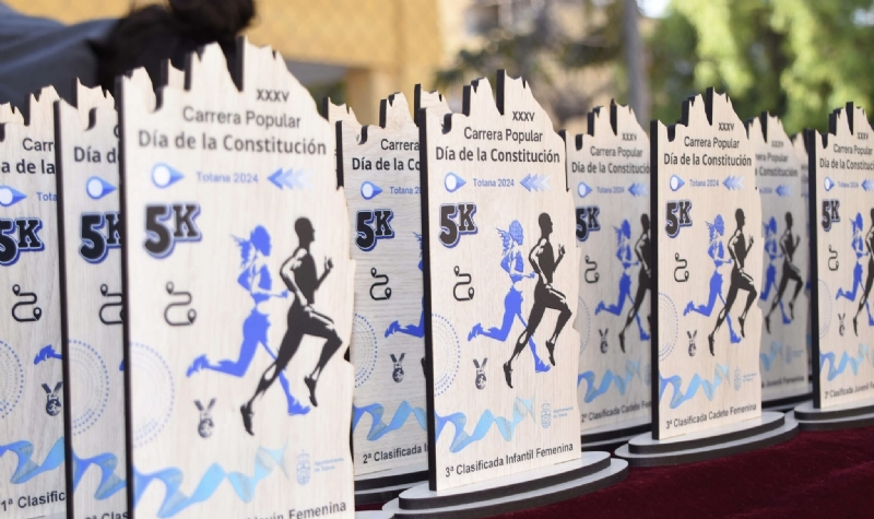 Más de 800 corredores de todas las categorías participan en la XXV Carrera Popular "Día de la Constitución", organizada por la Concejalía de Deportes dentro de las fiestas patronales 