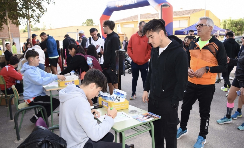 Más de 800 corredores de todas las categorías participan en la XXV Carrera Popular "Día de la Constitución", organizada por la Concejalía de Deportes dentro de las fiestas patronales 