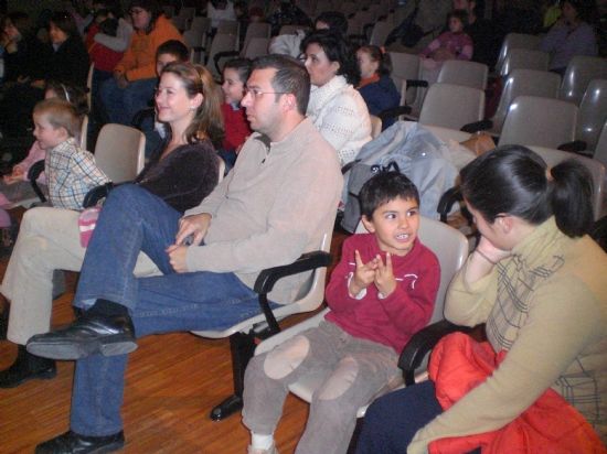 LA CONCEJALA DE CULTURA ENTREGA LOS PREMIOS A LOS MEJORES LECTORES DEL PASADO AO 2007, DENTRO DEL AMPLIO PROGRAMA DE ACTIVIDADES OFERTADO POR LA BIBLIOTECA MUNICIPAL DURANTE ESTA NAVIDAD