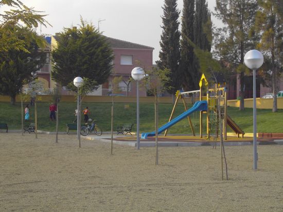 EL AYUNTAMIENTO REMODELA EL JARD�N �TIERNO GALV�N� DE LA URBANIZACI�N EL PARRAL, CUYAS ACTUACIONES ASCIENDEN A LOS 54.000 EUROS