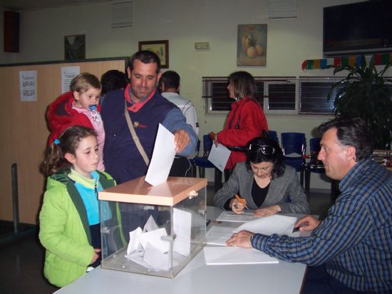 LOS VECINOS DE LA DIPUTACIN TOTANERA DE EL PARETN ELIGEN A SU NUEVO ALCALDE PEDNEO, TOMS PAREDES VILAR, QUE DUPLICA EN VOTOS AL SEGUNDO CANDIDATO MS VOTADO, EN UNA JORNADA CARACTERIZADA POR LA ALTA PARTICIPACIN VECINAL