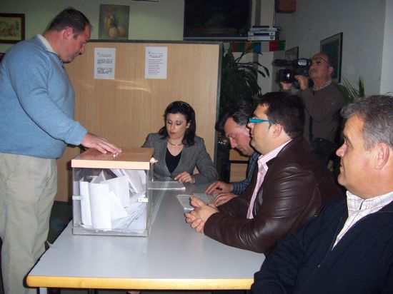 LOS VECINOS DE LA DIPUTACIN TOTANERA DE EL PARETN ELIGEN A SU NUEVO ALCALDE PEDNEO, TOMS PAREDES VILAR, QUE DUPLICA EN VOTOS AL SEGUNDO CANDIDATO MS VOTADO, EN UNA JORNADA CARACTERIZADA POR LA ALTA PARTICIPACIN VECINAL