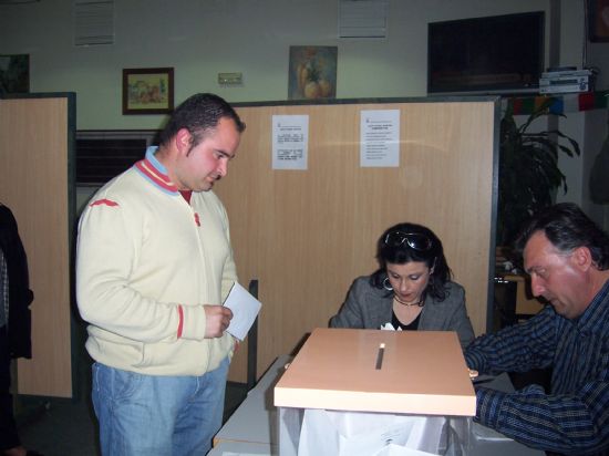 LOS VECINOS DE LA DIPUTACIN TOTANERA DE EL PARETN ELIGEN A SU NUEVO ALCALDE PEDNEO, TOMS PAREDES VILAR, QUE DUPLICA EN VOTOS AL SEGUNDO CANDIDATO MS VOTADO, EN UNA JORNADA CARACTERIZADA POR LA ALTA PARTICIPACIN VECINAL
