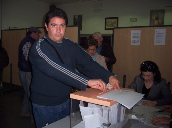 LOS VECINOS DE LA DIPUTACIN TOTANERA DE EL PARETN ELIGEN A SU NUEVO ALCALDE PEDNEO, TOMS PAREDES VILAR, QUE DUPLICA EN VOTOS AL SEGUNDO CANDIDATO MS VOTADO, EN UNA JORNADA CARACTERIZADA POR LA ALTA PARTICIPACIN VECINAL