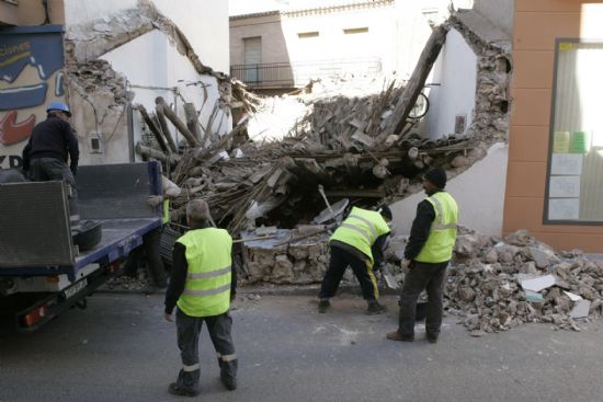 LA CONCEJAL�A DE SEGURIDAD Y PROTECCI�N CIVIL MANTIENE EL DISPOSITIVO DE ALERTA ANTE EL FUERTE TEMPORAL DE VIENTO EN ESTE MUNICIPIO, MIENTRAS LA CONCEJAL�A DE OBRAS REALIZA LABORES DE LIMPIEZA Y ARREGLO DE INFRAESTRUCTURAS