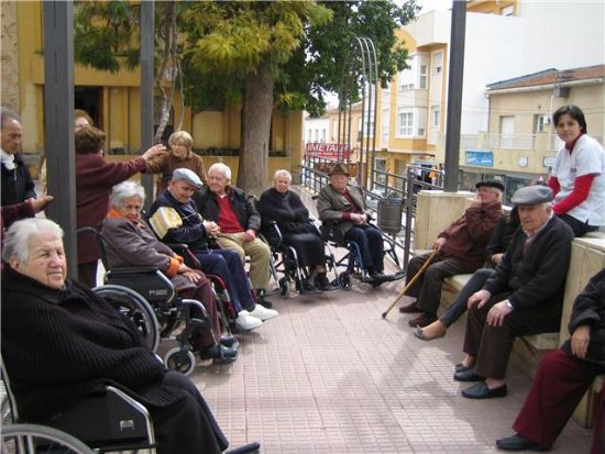 LOS USUARIOS DEL SERVICIO DE ESTANCIAS DIURNAS DE TOTANA VISITARON AL CRISTO DE MEDINACELI EN EL CONVENTO DE LAS TRES AVE MARÍAS